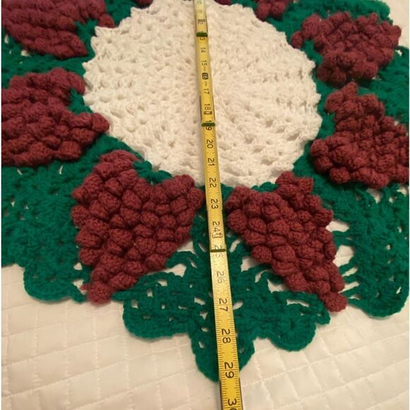 Grapes Knitted Centerpiece handmade vintage or use on small table as cloth top - Picture 6 of 8